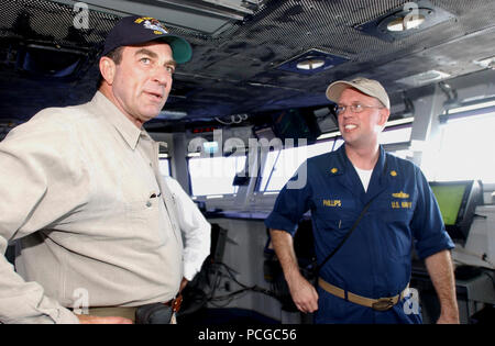 Ozean (22 Juli 2004) - Schauspieler Tom Selleck spricht mit USS Ronald Reagan (CVN 76) Hilfs Offizier, Lieutenant Cmdr Clifton Phillips, der Port Saint Lucy, Fla., auf dem shipХs Brücke. Tom Selleck war an Bord Reagan die shipХs Crew die Naval Air Station North Island, San Diego, Calif NavyХs Homeporting Zeremonien für die neuesten und technologisch modernsten Flugzeugträger verschiedene Würdenträger, darunter Nancy Reagan Gastgeber willkommen, Mitglieder des Kongresses, Staatsbeamte und verschiedenen Berühmtheiten. Reagan ist vom Kapitän James A. Symonds geboten. Während in Transit, das Schiff besucht die Häfen von Rio Stockfoto