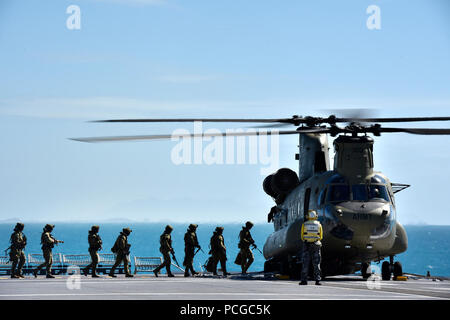 Mitglieder der Australian Defence Force Board eine CH-53-Helikopter während der Übung Sea Explorer an Bord der HMAS Canberra auf See Juni 9, 2018. Die Hubschrauber und Soldaten üben Rescue & Recovery Missionen als Teil der gesamten Ex Meer Serie 18. Die Serie wurde entwickelt, um australischen Streitkräfte auszubilden und ihnen amphibische fertig zu werden. Us-Marines und Matrosen mit Marine Drehkraft - Darwin 18 Arbeiten an der Seite sind die ADF als Teil des Amphibious Task Group. Stockfoto