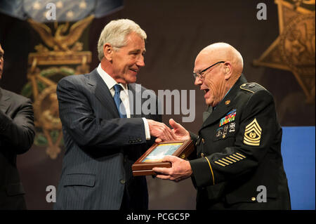 Verteidigungsminister Chuck Hagel, Links, präsentiert pensionierter US Army Command Sgt. Maj. Bennie G. Adkins mit einer Ehrenmedaille Flagge nach ihm induzieren in der Halle der Helden im Rahmen einer Zeremonie in das Pentagon in Arlington, Virginia., Sept. 16, 2014. Adkins wurde die Ehrenmedaille Sept. 15, 2014, für Aktionen, die während einer Schlacht am Lager A Shau, Südvietnam, März 9-12, 1966 ausgezeichnet. Then-Sgt. 1. Klasse Adkins wurde zugeordnet, A-102, 5th Special Forces Group zum Zeitpunkt der Aktion auf Distanz. ( Stockfoto