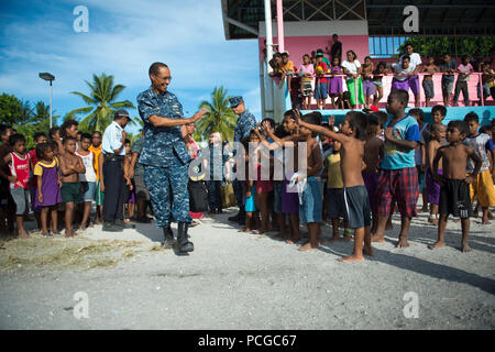 TARAWA, Kiribati (17. Juli 2013) Adm. Cecil D. Haney, Kommandant der US-Pazifikflotte, Wellen auf Wiedersehen zu Kiribati Kinder während der Pacific Partnerschaft 2013. Arbeiten bei der Einladung von jedem Host Nation, U.S. Navy Kräfte werden von nichtstaatlichen Organisationen und regionalen Partner, Australien, Kanada, Kolumbien, Frankreich, Japan, Malaysia, Singapur, Südkorea, Neuseeland und der Sicherheit im Seeverkehr zu verbessern, Durchführung der humanitären Hilfe und Katastrophenhilfe Abwehrbereitschaft stärken. Stockfoto