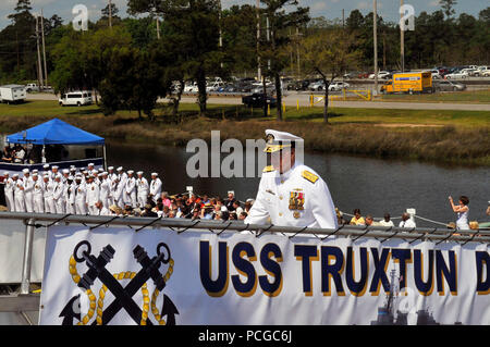 S.C. (25. April 2009) Leiter der Naval Operations (CNO) Adm. Gary Roughead die Stirn der geführten Anti-raketen-Zerstörer USS Truxtun (DDG103) während der Inbetriebnahme des Schiffes Zeremonie. Truxtun, der 53 Arliegh Burke-Klasse Zerstörer, wurde nach Commodore Thomas Truxtun der als einer der ersten Fürsten NavyХs 1798 ausgewählt wurde. Stockfoto