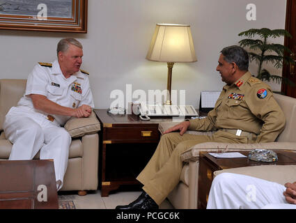 Leiter der Marineoperationen Adm. Gary Roughead, Links, trifft sich mit dem Vorsitzenden der Gemeinsamen Leiter der Personalvertretung (Pakistan) Gen. Tariq Majid bei einem Büro an der pakistanischen Joint Staff Hauptsitz in Islamabad, Pakistan, August 20, 2009. Roughead ist zu einem offiziellen Besuch in Pakistan maritime Partnerschaften zu stärken. ( Stockfoto