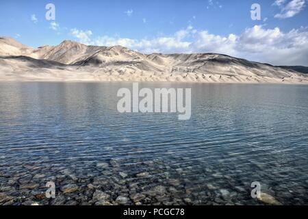 Bulunkou See, den Behälter in der Uigurischen Autonomen Region Xinjiang China mit Kunlun Bergen, im Hintergrund. Stockfoto