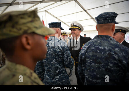 DUBLIN (Aug. 31, 2012) Chef der Naval Operations (CNO) Adm. Jonathan Greenert gratuliert neu Segler und Kriegsführung pin-Empfänger an Bord der Amphibischen dock Reenlisted - Landung Schiff USS Fort McHenry (LSD 43), bevor eine alle Hände Anruf mit Sekretär der Navy (Secnav) der Herr Ray Mabus, CNO und Master Chief Petty Officer der Marine Rick West. SECNAV, CNO, MCPON und die Matrosen und Marines an Bord Fort McHenry sind in Dublin der Emerald Isle Klassiker NCAA Football Spiel zwischen Marine und Notre Dame zu unterstützen. Stockfoto