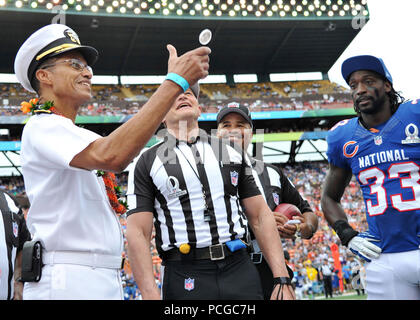 HONOLULU (Jan. 27, 2013) Adm. Cecil Haney, Kommandeur der US-Pazifikflotte, spiegelt die zeremoniellen Münze 2013 Pro Bowl zu starten als Hauptreferent ED Hochuli und Chicago Bears cornerback Charles Tillman auf. Stockfoto