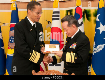 JINHAE, Republik Korea (Feb. 22, 2013) Adm. Cecil Haney, Kommandeur der US-Pazifikflotte, gibt Adm. Choi Yoon-hee, Leiter der Naval Operations (CNO) der Republik Korea (ROK), ein Geschenk nach einer offiziellen Mittagessen. Die Haney Besuch mit dem ROK CNO war Teil einer zweitägigen Reise auf der Koreanischen Halbinsel mit US-militärische Führung zu treffen und ihre Kollegen in der ROK ROK-U.S. zu stärken Bündnis. Stockfoto