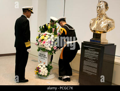 JINHAE, Republik Korea (Feb. 22, 2013) Adm. Cecil Haney, Kommandeur der US-Pazifikflotte, nimmt an einer Kranzniederlegung zu Ehren von Adm. Arleigh Burke in der Republik Korea (ROK) Naval Academy. Die Haney Besuch der Naval Academy war Teil einer zweitägigen Reise auf der Koreanischen Halbinsel mit US-militärische Führung zu treffen und ihre Kollegen in der ROK ROK-U.S. zu stärken Bündnis. Stockfoto