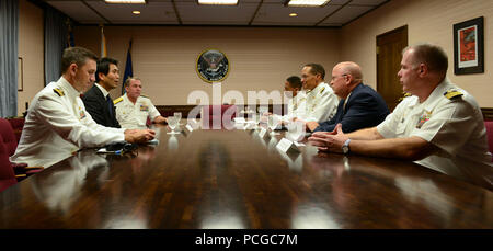 Japan (Okt. 2010) 4, 2013) Adm. Cecil D. Haney, Dritten auf der rechten, der Kommandant der US-Pazifikflotte, hintere Adm. Terry Kraftpapier, Kommandeur der Seestreitkräfte Japan (CNFJ) und Marine Region Japan und Kapitän David Glenister, Kommandant der Flotte Aktivitäten Yokosuka, halten ein Gespräch mit dem Bürgermeister von Yokosuka Hon Yuto Yoshida an CNFJ Hauptquartier. Haney met mit Yoshida und andere Regierung von Japan und Japan Maritime Verteidigung-kraft Führer bei seinem Besuch die Verpflichtung der Marine nach Japan zu bekräftigen und die bilateralen Allianz zwischen den beiden Staaten weiter verbessern. Stockfoto