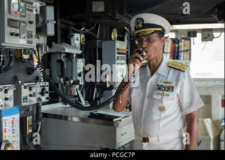 PEARL HARBOR (19. August 2013) ADM Cecil D. Haney, Kommandeur der US-Pazifikflotte, nutzt das Schiff Ankündigung System zu sprechen, die an Bord der amphibischen dock Landungsschiff USS Pearl Harbor (LSD-52), bevor das Schiff in See stechen für seinem Heimathafen San Diego. Pearl Harbor ist Rückkehr von Pacific Partnership 2013, eine Mission in die US-Marine von nicht-Regierungs-Organisationen (NGOs) zusammengeschlossen sind und regionalen Partnern, die gehören Australien, Kanada, Kolumbien, Frankreich, Japan, Malaysia, Singapur, Südkorea und Neuseeland zur Verbesserung der maritimen Sicherheit führen humanitäre Hilfe und st Stockfoto