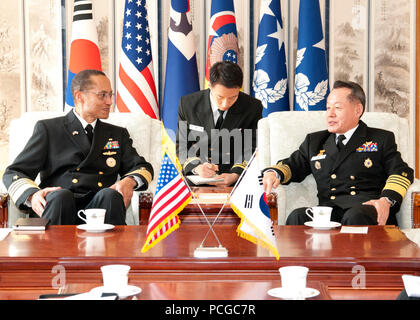 JINHAE, Republik Korea (Feb. 22, 2013) Adm. Cecil Haney, Kommandant der US-Pazifikflotte, spricht mit Adm. Choi Yoon-hee, Leiter der Naval Operations (CNO) der Republik Korea (ROK), bevor er ihn und seine Mitarbeiter für ein offizielles Mittagessen. Die Haney Besuch mit dem ROK CNO war Teil einer zweitägigen Reise auf der Koreanischen Halbinsel mit US-militärische Führung zu treffen und ihre Kollegen in der ROK ROK-U.S. zu stärken Bündnis. Stockfoto