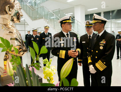 JINHAE, Republik Korea (Feb. 22, 2013) Adm. Cecil Haney, Kommandeur der US-Pazifikflotte, rechts, spricht mit der Republik Korea (ROK) Naval Academy Betriebsleiter Vice Adm. Hwang Ki-chul nach der Teilnahme an einer Kranzniederlegung an der ROK Naval Academy. Die Haney Besuch der Naval Academy war Teil einer zweitägigen Reise auf der Koreanischen Halbinsel mit US-militärische Führung zu treffen und ihre Kollegen in der ROK ROK-U.S. zu stärken Bündnis. Stockfoto