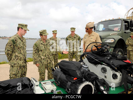 VIRGINIA BEACH, Virginia - Segler aus Explosive Ordnance Disposal Group (EODGRU) Zwei erklären, Tauchen Ausrüstung zu Adm. Cecil Haney, Kommandeur der US-Pazifikflotte (CPF), bei einem Besuch über Marine Expeditionary Combat Command (NECC)-Funktionen zu gemeinsamen Expeditionary Base wenig Creek-Fort Geschichte zu lernen 12.08.23. Marine EOD Techniker verhalten Abriss gefährlicher Munition, Pyrotechnik und retrograde Sprengstoff in Unterstützung der militärischen und zivilen Strafverfolgungsbehörden. Stockfoto