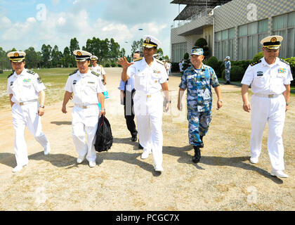 ZHANJIANG, China (31.05.2013) Adm. Cecil Haney, Kommandeur der US-Pazifikflotte, Mitte; Senior Kapitän Chen Weidong, Brigadegeneral, Volksbefreiungsarmee (PLA) der Navy South Sea Flotte (SSF) Marine Corps 1. Brigade, rechts; und Vice Adm. Jiang Weilie, Kommandant der PLA Navy SSF, ganz rechts, gehen Sie in Richtung einer Waffen Vorführung auf der PLA Navy SSF Marine Corps 1. Brigade Headquarters. Haney besucht Zhanjiang als Teil eines umfassenderen Antrittsbesuch in China mit PLA Beamten zu Themen von gegenseitigem Interesse zu erörtern und Bereiche zu erkennen, in der weiteren Zusammenarbeit und fällt mit einem Port Stockfoto