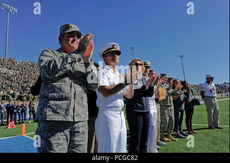 Adm. Harry Harris Jr., Kommandeur der US-Pazifikflotte, Gen. Mark Welsh, Stabschef der US Air Force und Sekretär der Air Force Deborah Lee James klatschen während Halbzeit der Marine gegen Luftwaffe Fußball-Spiel. Senior militärische Führer aus der Armee, Marine, Marine Corps und Air Force als Teilnehmer aus den 2014 Krieger Spiele gefeiert wurden während des Spiels geehrt. Stockfoto