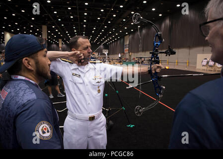 (1. Juli 2017) Leiter der Marineoperationen Adm. John Richardson zeichnet ein Bug beim Bogenschießen Demonstration mit Team Marine als Teil des US-Verteidigungsministeriums (Department of Defense) Krieger Spiele in Chicago. Der Krieger Spiele laufen bis Juli 8. Die Athleten werden ihre Fähigkeiten testen in sieben adaptive Sport: Bogenschießen, Radfahren, Leichtathletik, Schießen, Sitzen, Volleyball, Schwimmen und Rollstuhl Basketball. Team Navy besteht aus Sportlern aus Navy verwundeten Krieger - Safe Harbor, einzige Organisation der Marine, die für die Koordination der nicht-medizinischen Versorgung schwer Verwundete, Kranke und Verletzte Segler und Küstenwache membe Stockfoto