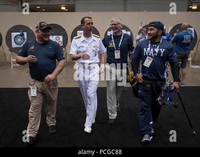 (1. Juli 2017) Leiter der Marineoperationen Adm. John Richardson erhält eine Bogenschießen Demonstration vom Team Marine als Teil des US-Verteidigungsministeriums (Department of Defense) Krieger Spiele in Chicago. Der Krieger Spiele laufen bis Juli 8. Die Athleten werden ihre Fähigkeiten testen in sieben adaptive Sport: Bogenschießen, Radfahren, Leichtathletik, Schießen, Sitzen, Volleyball, Schwimmen und Rollstuhl Basketball. Team Navy besteht aus Sportlern aus Navy verwundeten Krieger - Safe Harbor, einzige Organisation der Marine, die für die Koordination der nicht-medizinischen Versorgung schwer Verwundete, Kranke und Verletzte Segler und Küstenwache Mitglieder, Anbietern Stockfoto