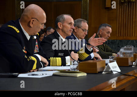 WASHINGTON (Jan. 28, 2015) Chef der Naval Operations (CNO) Adm. Jonathan Greenert, Mitte links, bezeugt vor dem Senat Armed Services Committee. Greenert, zusammen mit anderen service leiter, Generalstabschef der Armee, General Raymond Odierno, T.; Generalstabschef der Luftwaffe Gen. Mark A. Waliser III, Mitte rechts, und Kommandant des Marine Corps Gen. Joseph F. Dunford, Jr., bezeugt auf die Auswirkungen der Budget Control Act von 2011 und der Kohlenstoffbindung auf die nationale Sicherheit. Stockfoto