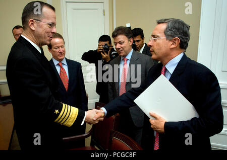 Columbia (Jan. 17, 2008) - U.S. Navy Adm. Mike Mullen, Vorsitzender des Generalstabs zusammen mit der Frau Abgeordneten William Brownfield, US-Botschafter in Kolumbien und Dr. Juan Manuel Santos, der kolumbianische Verteidigungsminister Grüße kolumbianische Präsident Dr. Alvaro Uribe Velez im Präsidentenpalast in Bogota, Kolumbien, Jan 17, 2007. Mullen wickelt eine fünftägige Reise nach US Southern Command Bereich der Operationen mit einem letzten Stop in San Salvador, El Salvador. Stockfoto