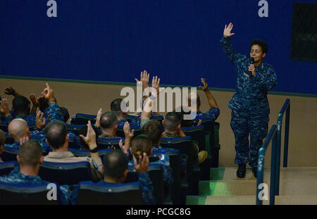 NAS SIGONELLA, Sizilien (Aug. 1, 2016) Commander, U.S. Naval Forces Europa-afrika, Adm. Michelle Howard wirft eine Frage an das Publikum während alles - Hände Anruf auf der Naval Air Station (NAS) Sigonella Theater, 12.08.1. NAS Sigonella ermöglicht den Betrieb und die Reaktionsfähigkeit von US-amerikanischen und alliierten Truppen zur Unterstützung der Marine der Region Europa, Afrika, Vorderasien mission Dienstleistungen zur Flotte, Kämpfer und Familie zur Verfügung zu stellen. Stockfoto