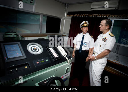 Leiter der Marineoperationen, Adm. Mike Mullen, erhält eine Tour von einem Schiff Simulator aus der Vietnamesischen maritime Universität vice president, Dinh Xuan Mahn. Mullen ist Nachbearbeiten einer siebentägigen Reise nach Japan und Vietnam mit ausländischen Führern und Segler in der Region stationiert zu besuchen. Stockfoto