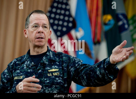 Mike Mullen, Vorsitzender des Generalstabs Adressen Rekruten in der Basic Combat Training Kurs am Fort Benning, Ga. Am 4. Juni 2010. ( Stockfoto