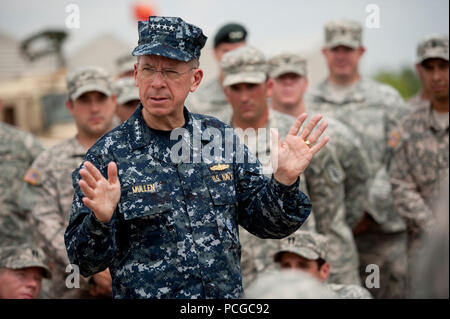 100602 N -0696 M-264 Adm. Mike Mullen, Vorsitzender des Generalstabs Adressen Soldaten in Fort Bragg zugeordnet. Öffner am 2. Juni 2010. ( Stockfoto