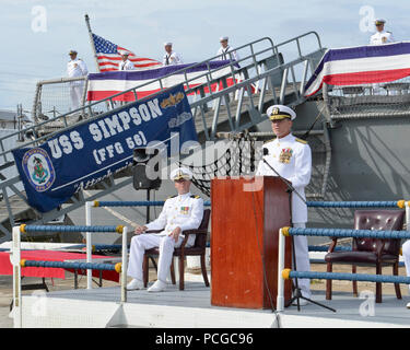 MAYPORT, Fla (Sept. 29, 2015) der hinteren Adm. Rick Williamson, Befehlshaber der Marine Region Mid-Atlantic, liefert Erläuterungen während der Stilllegung Zeremonie für die Geführte-missile Frigate USS Simpson (FFG 56) Naval Station Mayport. Simpson war im Service für 30 Jahre und ist der jüngste US-Marine Kriegsschiff ein feindliches Schiff in Aktion während einer Begegnung mit einer iranischen kanonenboot am Arabischen Golf zu Am 18. April 1988 sinken. Stockfoto