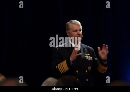 DENVER, Col (27. März 2008) âÄì Leiter der Naval Operations (CNO) Adm. Gary Roughead spricht mit lokalen Hochschulen, Wirtschaft und Regierung und beantwortet Fragen, die bei der Unterhaltung mit dem Land" in Denver, Oberst Roughead diskutiert die wichtige Rolle der Matrosen und Marine Zivilisten in die kooperative Strategie für das 21. Jahrhundert Seapower. U.S. Navy Stockfoto