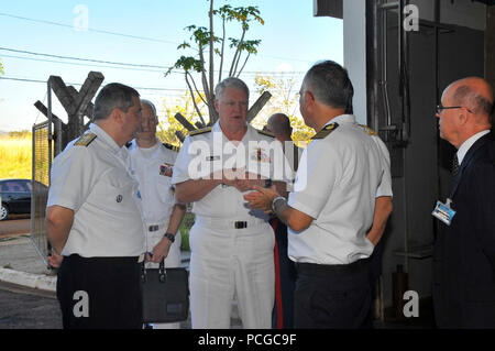 RIO DE JANEIRO (Aug. 10, 2011)? Leiter der Naval Operations (CNO) Adm. Gary Roughead Besuche mit Matrosen und Senior Leadership der brasilianischen Marine bei einem Besuch in RIO DE JANEIRO. Stockfoto