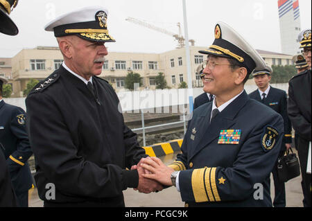 SHANGHAI (Nov. 17, 2015) Adm. Scott H. Swift, Kommandant der US-Pazifikflotte, grüßt Vice Adm. Su Zhiqian, der East Sea Fleet Commander der chinesischen Volksbefreiungsarmee (Marine), nach der Tour durch den PLA Navy Jiangkai II Class geführte-missile frigate Xuzhou (FFG 530), während eines geplanten Hafen besuch der Vorwärts - Einsatz der Arleigh-Burke-Klasse Lenkwaffen-zerstörer USS Stethem (DDG63). Stethem ist in Shanghai zu Beziehungen mit der PLA Navy bauen und das Engagement der US-Navy zu den Indo-Asia - Pazifik demonstrieren. Stockfoto