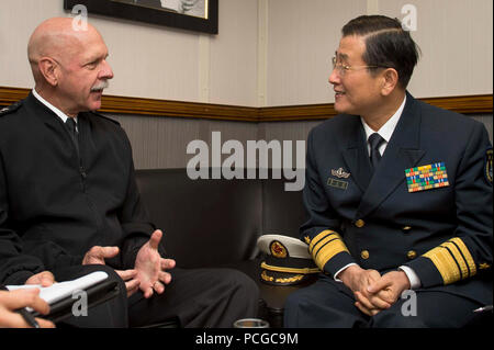 SHANGHAI (Nov. 17, 2015) Adm. Scott H. Swift, Kommandant der US-Pazifikflotte, trifft sich mit Vice Adm. Su Zhiqian, der East Sea Fleet Commander der chinesischen Volksbefreiungsarmee (Marine), an Bord der Vorwärts - Einsatz der Arleigh-Burke-Klasse Lenkwaffen-zerstörer USS Stethem (DDG63). Stethem ist in Shanghai zu Beziehungen mit der PLA Navy bauen und das Engagement der US-Navy zu den Indo-Asia - Pazifik demonstrieren. Stockfoto