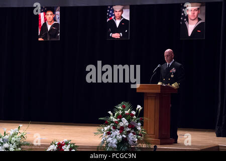 YOKOSUKA, Japan (27. Juni 2017) Adm. Scott Swift, Kommandeur der US-Pazifikflotte, liefert Erläuterungen während einer Gedenkveranstaltung in Flotte Aktivitäten Yokosuka ehrt die sieben Seeleute der Arleigh-Burke-Klasse geführte Anti-raketen-Zerstörer USS Fitzgerald (DDG62), die bei einer Kollision auf See getötet wurden. Stockfoto