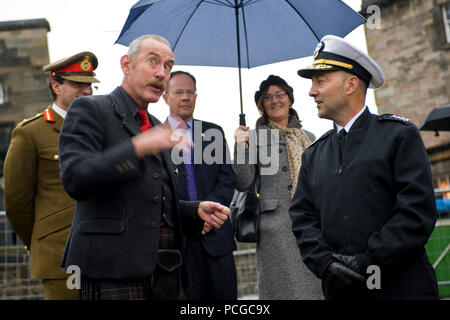 Supreme Allied Commander Europe, Adm. James G. Stavridis, Führungen Schloss Edinburgh, Schottland, November 16. Stavridis ist in der Stadt die 55. jährliche Parlamentarische Versammlung der NATO an der Edinburgh International Conference Centre zu besuchen. (NATO Stockfoto