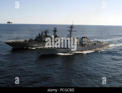 Pazifik (Sept. 29, 2007) - der Arleigh-burke-Klasse geführte Anti-raketen-Zerstörer USS Lassen (DDG82) und dem russischen Zerstörer RFS Admiral Panteleyev transit zusammen, während die Durchführung einer unterwegs Auffüllung Manöver während der Übung Pacific Eagle. Pacific Eagle ist eine bilaterale Übung zwischen den Vereinigten Staaten und der Russischen föderierte Marine. U.S. Navy Stockfoto