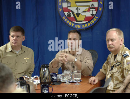 Arabische Meer (9. September 2006) - Commander, Enterprise Carrier Strike Group, Konteradmiral Ray Spicer (Mitte), International Security Assistance Force Detachment Commander, Air Commodore Bryan Collins, der britischen Royal Air Force (rechts), und der Chef des Stabes, Enterprise Carrier Strike Group, Kapitän Gary Parriott, engagieren sich in täglichen kurzen der Bordcomputer der Admiral die Atom-Flugzeugträger USS Enterprise (CVN 65). Die Enterprise Carrier Strike Group und schiffte sich Carrier Air Wing (CVW-1) sind derzeit auf einen geplanten sechsmonatigen Einsatz zur Unterstützung der Operationen Iraqi Freedom und Enduring Stockfoto