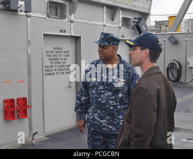 MAYPORT, Fla (Feb 142013) Konteradmiral Harris, Commander US Naval Forces Southern Command/USA Vierte Flotte ist eine Tour der USNS Speerspitze Joint High Speed Gefäß (Jhsv) 1 von Captain Douglas D. Casavant, Jr. United States Merchant Marine, Master USNS Speerspitze bei Naval Station Mayport Feb 14. JHSV 1 ist ein vielseitiges, nicht-Kämpfer, Verkehr Schiff, die für schnelle Intra-theater Transport von Truppen, Militärfahrzeuge und -ausrüstung. Naval Station Mayport war nur der zweite Anschluss durch das Schiff besucht. U.S. Navy Stockfoto