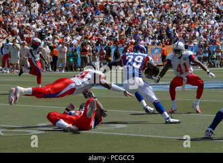 Adrian Peterson, zurück laufen für die Minnesota Vikings und National Football Conference (NFC) all-star Team, Splits Verteidiger während der NFL Pro Bowl Spiel im Aloha Stadium in Honolulu, Hawaii, 10.02.2008. Die NFC besiegten die American Football Co nference durch eine Kerbe von 42. bis 30. Stockfoto