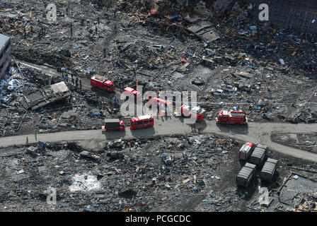 Japan (18. März 2011) ein Luftbild der japanischen Boden Verteidigung-kraft Personal- und Katastrophenhilfe crews Suche Sukuiso, Japan für die Opfer eines 9,0-Erdbeben und den nachfolgenden Tsunami. Stockfoto