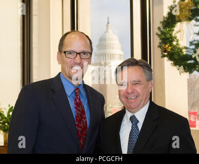 16. Dezember 2013 - Washington, DC - US-Staatssekretär für Arbeit Thomas Perez trifft sich mit mexikanischen Botschafter Eduardo Medina Mora. Stockfoto