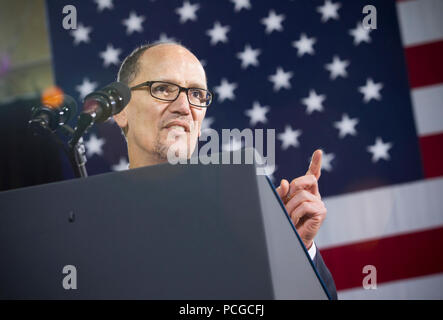 29. Januar 2014 - Lanham, MD-US-Sekretär der Arbeit Thomas Perez an einem Mindestlohn Veranstaltung mit Präsident Barack Obama spricht. Die Veranstaltung war bei Costco in Lanham, Maryland, wo Außenminister Perez Gouverneur von Maryland, Martin O'Malley verbunden wurde und Senator Ben Cardin statt. Stockfoto