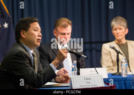 26. Februar 2015 - Washington, DC - VEREINIGTE STAATEN Abteilung des Arbeitsministeriums Stellvertretender Sekretär Chris Lu moderiert ein Panel an die Tierärzte VSO Sitzung. Stockfoto