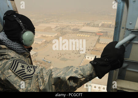 KABUL, Afghanistan-Command Chief Master Sgt. Richard Parsons, US Air Forces Central, fliegt über Kabul in einem MI-17 Helikopter, während seiner Tour der NATO-Training-Afghanistan/438th Air Expeditionary Installationen an der Afghanischen Air Force Base in Kabul, Afghanistan, Jan. 19, 2011. Bei seinem Besuch, Chief Parsons mit dem Flieger von der 438th Air Expeditionary Wing zu erhalten, und ihre Mission zu kennen. Stockfoto