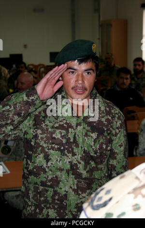 Ein Afghan National Army Soldat grüßt seine Führung während einer Abschlussfeier an der Afghan National Army Engineer School in der Nähe von Camp Spann, Dez. 15 statt. Fünfzehn afghanischen Soldaten studierte an der Zeremonie und können jetzt die Explosive Ordnance Disposal Patch und Abzeichen nach Abschluss 22 Wochen Intensivtraining EOD und improvisierte Explosive Vorrichtung Niederlage tragen. Der Ingenieur-Schule ist die einzige in Afghanistan, die die Grundlagen der EOD und IEDD afghanischen nationalen Sicherheitskräfte lehrt. International Security Assistance Force Regional Befehl North unterstützt afghanische nationale Sicherheit Fo Stockfoto