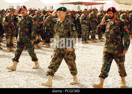 KABUL, Afghanistan (18. August 2010) der afghanischen Armee (ANA) Generalleutnant M. Akram, Mitte und Brig. Gen. Lawong, rechts, Commando Brigade Commander, und begrüssen die Truppen vor eine Abschlussfeier zu Ehren neue Kommandos. Mehr als 900 afghanische Soldaten abgeschlossen Die umfangreichen Kurs zu absolvieren und das rote Barett der ANA Kommandos tragen. (US Navy Stockfoto