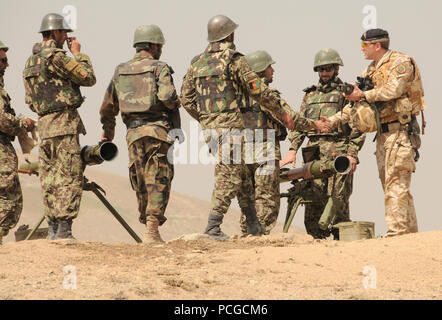 Ein britischer Offizier in der Armee der NATO Training Mission-Afghanistan gratuliert der afghanischen nationalen Armee Soldaten auf Ihre Treffsicherheit mit dem SPG-9 73 Millimeter rückstoßfreie Kanone auf die Infanterie Zweig Schule in Darulaman. Die Schule lehrt Afghanische Soldaten Infanterie Taktik und schult sie auf Waffen einschließlich Mörtel, Crew - Serviert Waffen und rückstossfreie Gewehre. Stockfoto