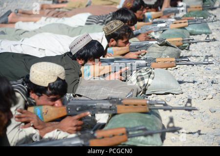 Afghanische Polizei (ALP) Kandidaten Praxis grundlegende Rifle marksmanship in einer Koalition im Bezirk Arghandab, Provinz Kandahar, Afghanistan, Okt. 16, 2012. Die Bewerber durchlaufen einen dreiwöchigen Kurs die grundlegende Treffsicherheit, patrouillieren, Improvised Explosive Device Anerkennung und Sicherheit Techniken. Die ALP-Programm ermöglicht es den Afghanen Sicherheit für ihre Heimatdörfer und Bezirke zur Verfügung zu stellen. Stockfoto