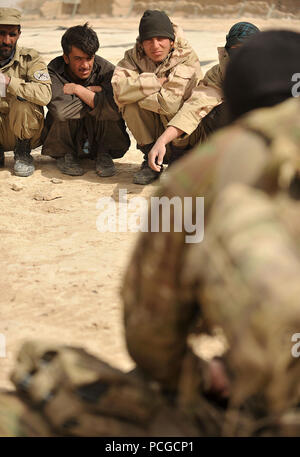 Eine Koalition der Special Operations Forces Mitglied zeigt für afghanische Polizei rekruten wie Sie Druck Stoppen von Blutungen während einem Kampf Medical Class in Nawbahar Bezirk gelten, Zabul Province, Afghanistan, am 18. März. Die Klasse ist Teil eines 3-wöchigen Kurs lehrt, dass die ALP Kandidaten grundlegende Polizeiarbeit Verfahren, den Umgang mit Waffen und anderen notwendigen Fähigkeiten afghanische Bürger zu schützen und zu verteidigen. Stockfoto