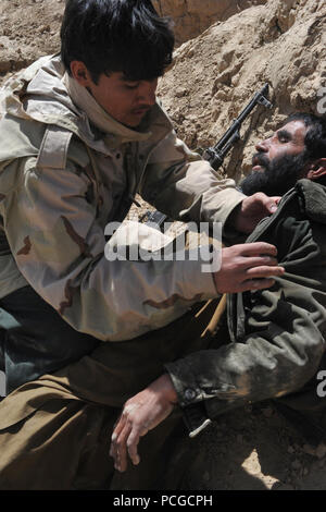 Afghanische Polizei Kandidaten Praxis rescue Übungen während einem Kampf patrol Klasse in Latif Bezirk, Provinz Ghazni, Afghanistan, am 29. März. Der Kurs ist ein 3-wöchiges Programm lehrt, dass die ALP Kandidaten grundlegende Polizeiarbeit Verfahren, den Umgang mit Waffen und anderen notwendigen Fähigkeiten afghanische Bürger zu schützen und zu verteidigen. Stockfoto