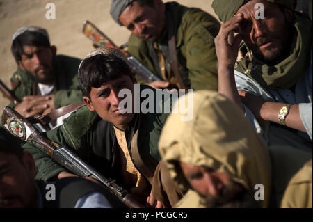 Afghanische Polizei Kandidaten hören, Anweisungen von einer afghanischen Nationalarmee Special Forces Soldat auf Patrouille Taktik während einer Klasse in Daykundi Kajran Bezirk, Provinz, Afghanistan, 31.01.11. ANASF dienen als Ausbilder für den dreiwöchigen Kurs, werden grundlegende Verfahren der Polizeiarbeit, Waffen und anderen notwendigen Fertigkeiten zu schützen und die afghanischen Bürger verteidigen und die Stabilität in der Region aufrechtzuerhalten. Stockfoto