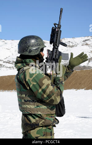 Einer Afghanischen Nationalarmee Commando lädt seine M4 Carbine während der Schlacht Bohrer im Camp Morehead, Provinz Kabul, Afghanistan, 24.02.28. Die ANA Kommandos verhalten Aufstandsbekämpfung in Afghanistan Stabilität in der Region zu bieten. Stockfoto